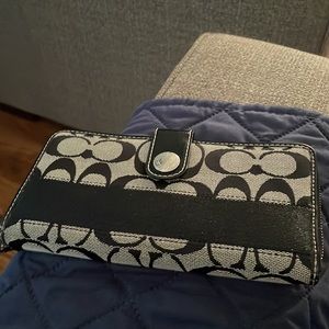 coach zippers wallet